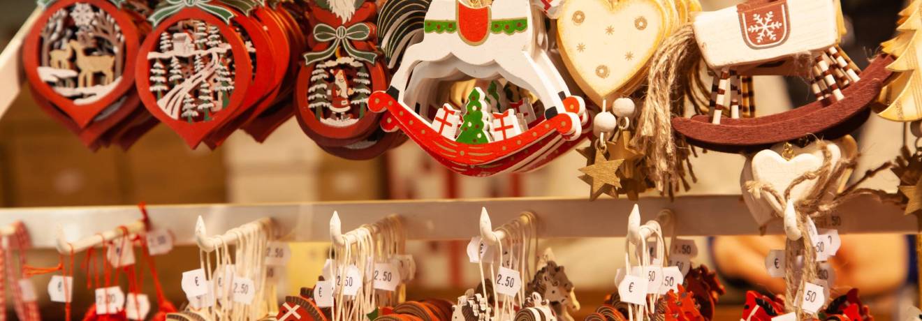 beautiful new year toys at a christmas market in a 2023 11 27 05 12 40 utc scaled beautiful new year toys at a christmas market in a 2023 11 27 05 12 40 utc scaled
