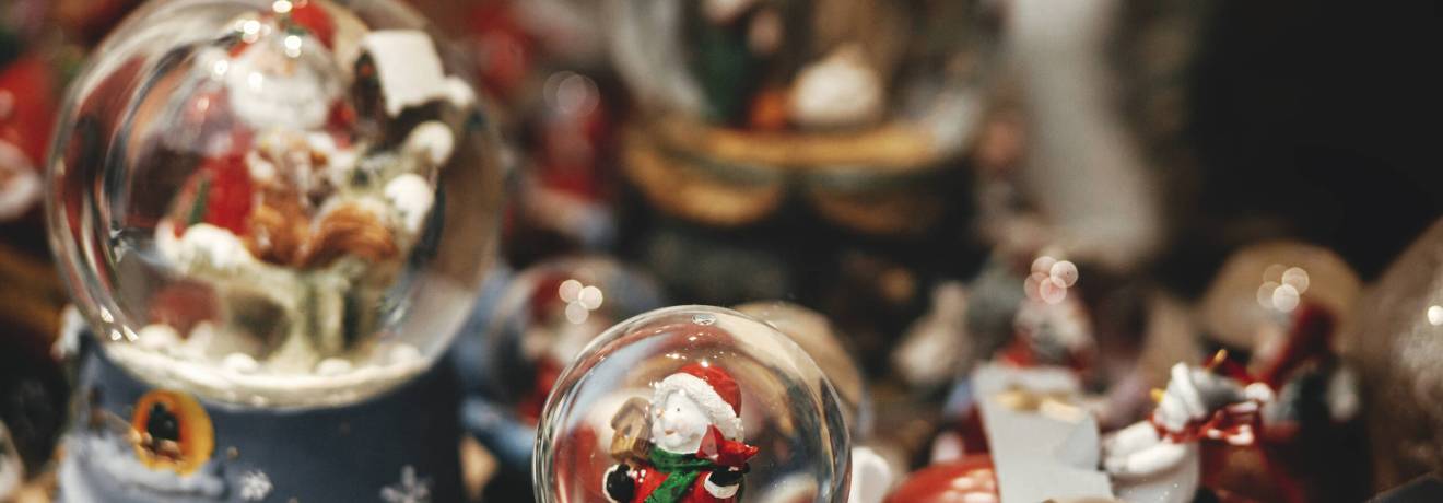 stylish christmas snow globes in window shop magi 2023 11 27 04 58 04 utc scaled 1 stylish christmas snow globes in window shop magi 2023 11 27 04 58 04 utc scaled 1