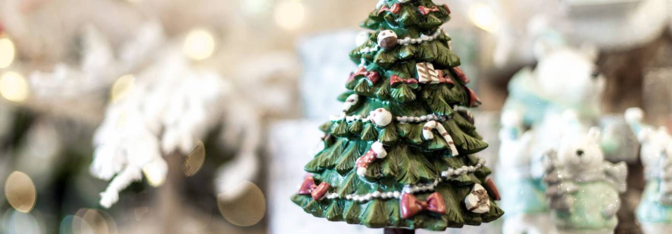 warum gibt es weihnachtsbaeume und wo kommt die geschichte hinter der gruenen tradition her scaled warum gibt es weihnachtsbaeume und wo kommt die geschichte hinter der gruenen tradition her scaled